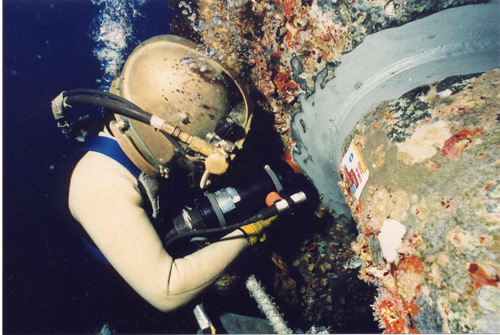 divers-underwater-cleaning